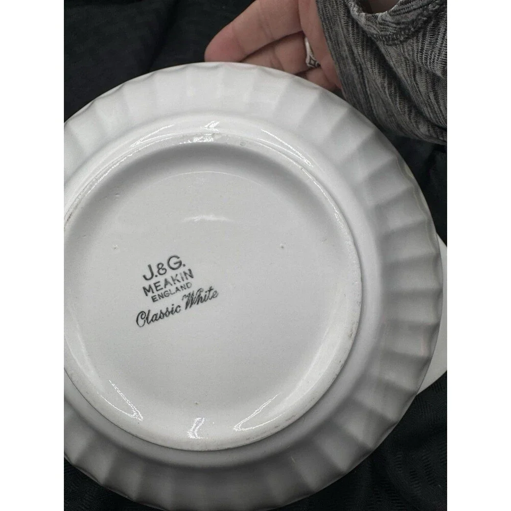 j&G Meakin Classic White Scalloped Edge Larger Round Covered Vegetable Bowl